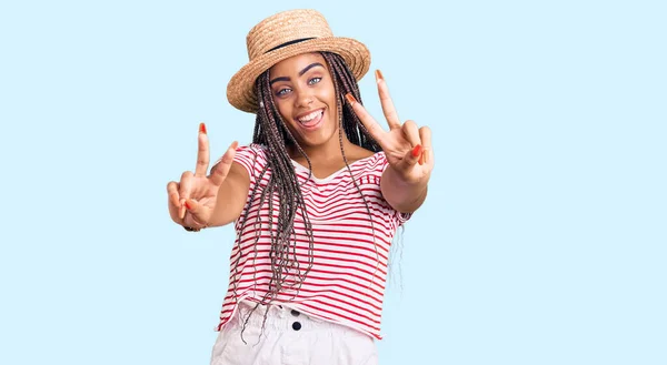 Joven Mujer Afroamericana Con Trenzas Con Sombrero Verano Sonriendo Con —  Fotos de Stock