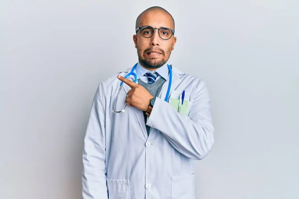 Hombre Adulto Hispano Vistiendo Uniforme Médico Estetoscopio Señalando Lado Preocupado — Foto de Stock