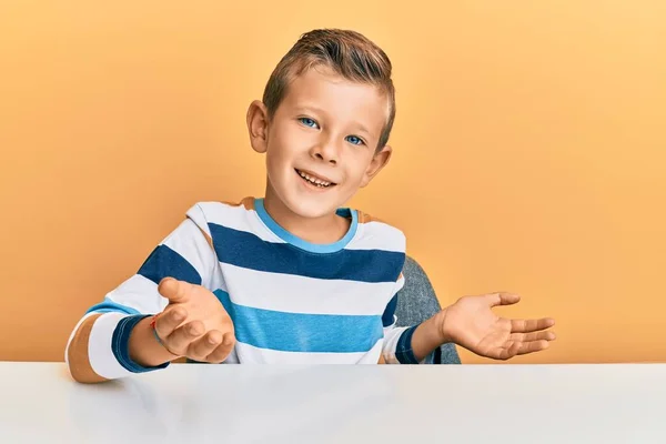 Criança Caucasiana Adorável Vestindo Roupas Casuais Sentado Mesa Sorrindo Alegre — Fotografia de Stock