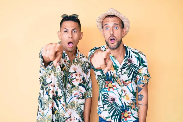 Jovem Casal Gay Dois Homens Usando Chapéu Verão Camisa Havaiana — Fotografia de Stock