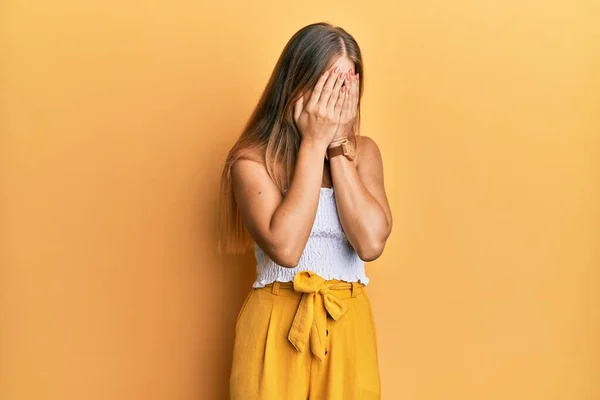 Schöne Junge Blonde Frau Lässiger Sommerkleidung Mit Traurigem Gesichtsausdruck Der — Stockfoto