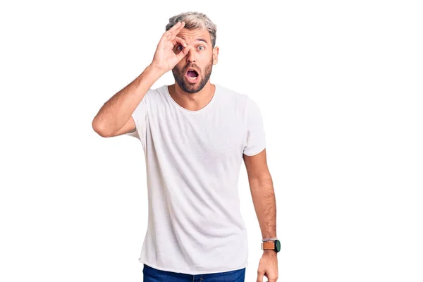 Ung Snygg Blond Man Bär Casual Shirt Gör Gest Med — Stockfoto