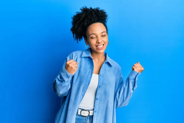 Ung Afrikansk Amerikansk Flicka Bär Casual Kläder Glada För Framgång — Stockfoto