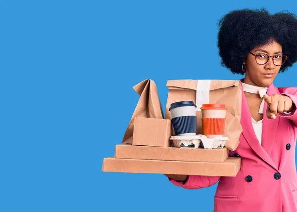 Jovem Afro Americana Vestindo Roupas Negócios Segurando Comida Entrega Apontando — Fotografia de Stock