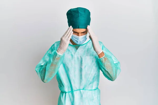 Joven Hombre Guapo Con Uniforme Cirujano Máscara Médica Con Mano —  Fotos de Stock