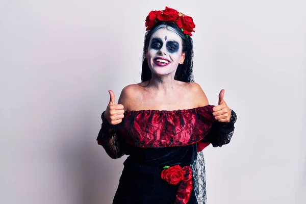 Mujer Joven Vistiendo Día Mexicano Señal Éxito Maquillaje Muerto Haciendo — Foto de Stock
