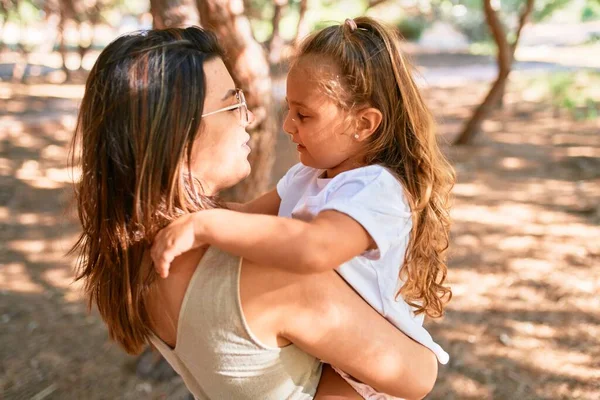 Güzel Bir Anne Kız Günlük Kıyafetler Giyerek Sarılıyorlar Ağaçların Etrafında — Stok fotoğraf