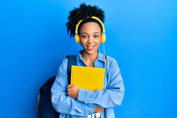 Ung Afrikansk Amerikansk Flicka Bär Student Ryggsäck Och Hörlurar Håller — Stockfoto