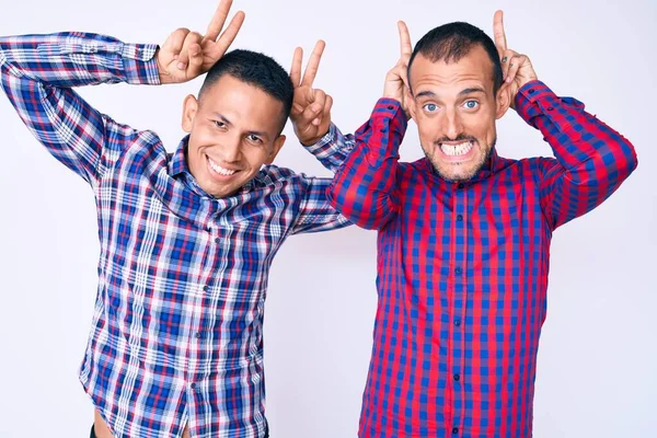 Fiatal Meleg Pár Két Férfi Alkalmi Ruhában Vicces Őrült Pózban — Stock Fotó