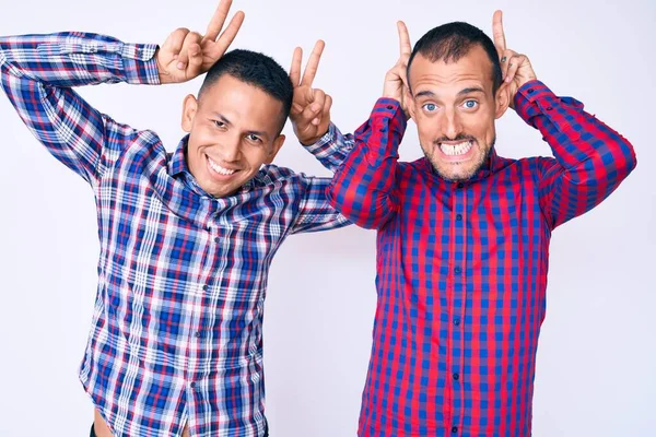 Jong Gay Paar Van Twee Mannen Dragen Casual Kleding Poseren — Stockfoto