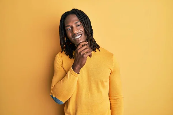 Hombre Afroamericano Con Trenzas Con Suéter Amarillo Casual Sonriendo Mirando —  Fotos de Stock