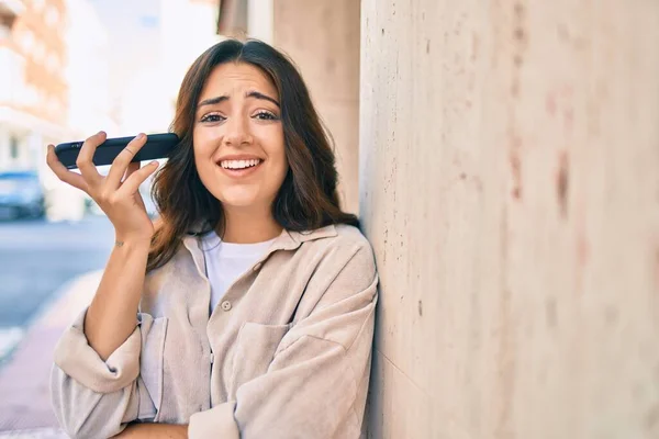 Junge Hispanische Frau Mit Besorgtem Gesichtsausdruck Hört Audiobotschaft Smartphone Der — Stockfoto