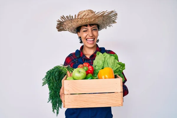 Mulher Morena Bonita Vestindo Roupas Fazendeiro Segurando Legumes Piscando Olhando — Fotografia de Stock