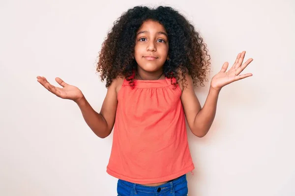 Afrikanskt Amerikanskt Barn Med Lockigt Hår Avslappnade Kläder Utan Aning — Stockfoto