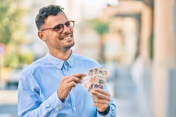 Joven Empresario Hispano Sonriendo Contando Billetes Mexicanos 500 Pesos Ciudad —  Fotos de Stock