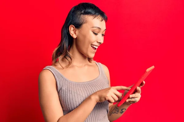 Mujer Joven Sosteniendo Tableta Touchpad Mirando Positiva Feliz Pie Sonriendo —  Fotos de Stock