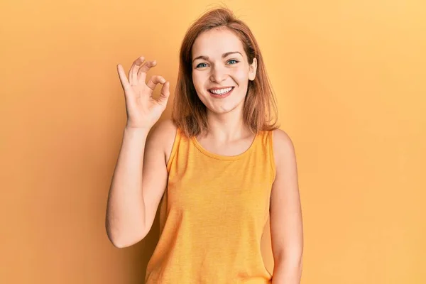 Młoda Kaukaska Kobieta Nosząca Luźny Styl Koszulą Bez Rękawów Uśmiechnięta — Zdjęcie stockowe