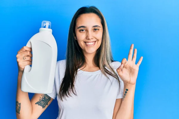 Deterjan Şişesi Tutan Genç Spanyol Kadın Parmaklarıyla Imza Atıyor Gülümseyerek — Stok fotoğraf