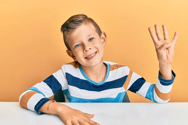 Bedårande Kaukasiska Unge Bär Casual Kläder Sitter Bordet Visar Och — Stockfoto