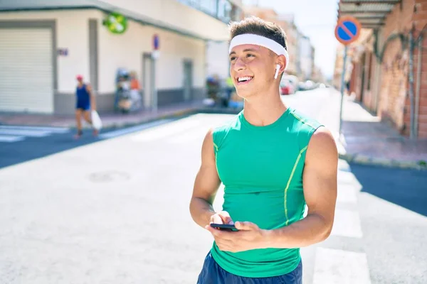 Νέοι Ισπανοί Αθλητές Που Χρησιμοποιούν Smartphone Και Ακουστικά Πόδια Στο — Φωτογραφία Αρχείου