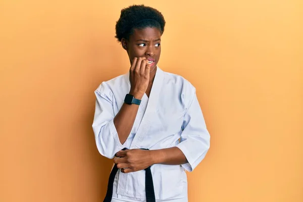 Mladá Africká Americká Dívka Nosí Karate Kimono Černý Pásek Vypadá — Stock fotografie