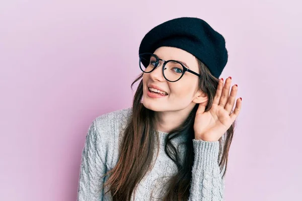 Joven Hermosa Chica Caucásica Con Mirada Francesa Con Boina Sonriendo — Foto de Stock