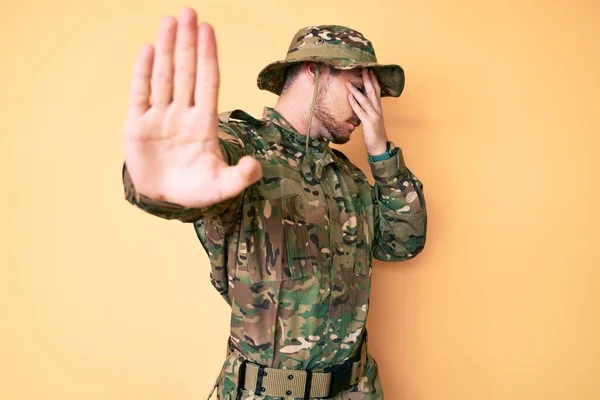 Joven Hombre Caucásico Vistiendo Camuflaje Uniforme Del Ejército Cubriendo Los — Foto de Stock