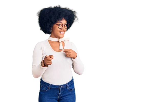 年轻的非洲裔美国女孩穿着休闲装 戴着眼镜 手指指向镜头 脸上洋溢着欢乐和滑稽的表情 充沛的精力和活力 — 图库照片