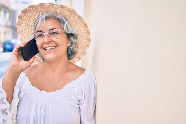 Mujer Mediana Edad Con Pelo Gris Sonriendo Feliz Aire Libre —  Fotos de Stock