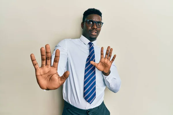 Knappe Zwarte Man Met Een Bril Zakelijk Hemd Das Bang — Stockfoto