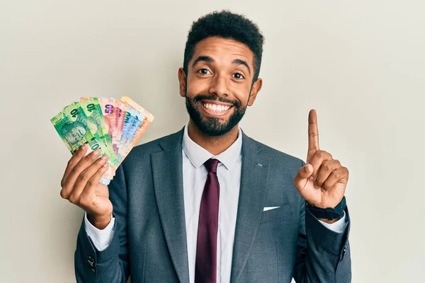 Hombre Negocios Hispano Guapo Con Barba Sosteniendo Billetes Rand Sudafricanos — Foto de Stock