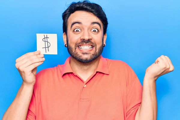 Junger Hispanischer Mann Hält Dollarsymbolpapier Der Hand Schreit Stolz Und — Stockfoto