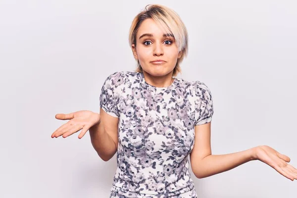 Jovem Mulher Loira Bonita Vestindo Roupas Casuais Sem Noção Expressão — Fotografia de Stock