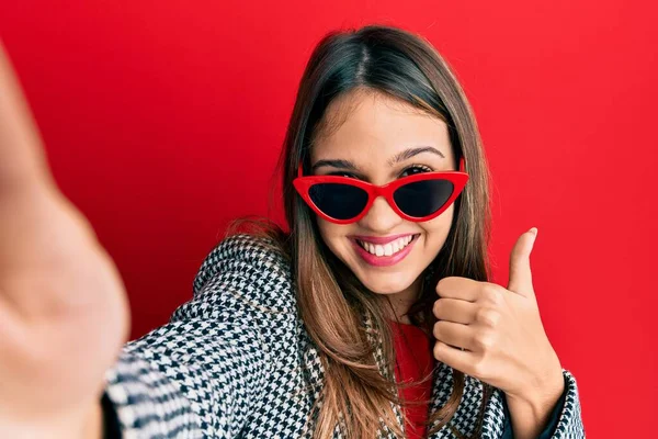 Young Brunette Woman Taking Selfie Photo Wearing Sunglasses Smiling Happy — Foto de Stock