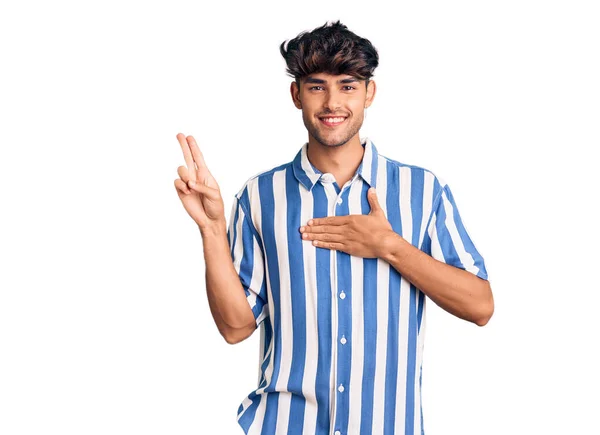 Joven Hombre Hispano Usando Ropa Casual Sonriendo Jurando Con Mano — Foto de Stock