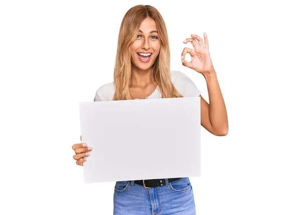 Beautiful Blonde Young Woman Holding Blank Empty Banner Doing Sign — 图库照片