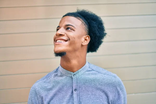 Jovem Afro Americano Sorrindo Feliz Andando Cidade — Fotografia de Stock
