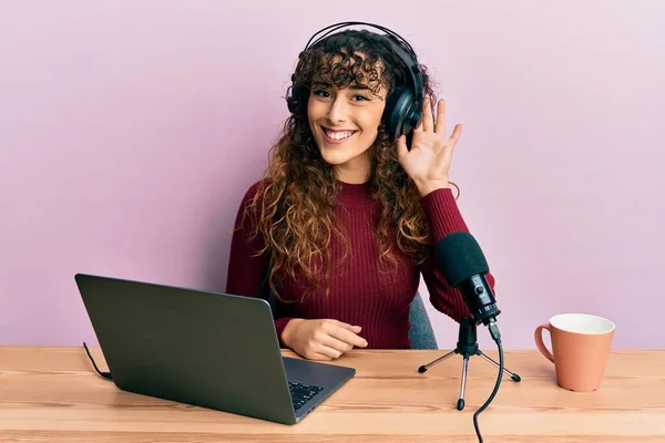 Mladá Hispánka Pracující Rádiové Kanceláři Usmívá Naslouchá Drbům Drbům Koncepce — Stock fotografie