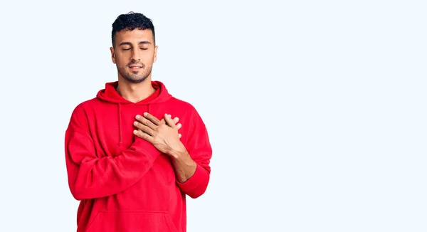 Jovem Hispânico Vestindo Roupas Casuais Sorrindo Com Mãos Peito Com — Fotografia de Stock