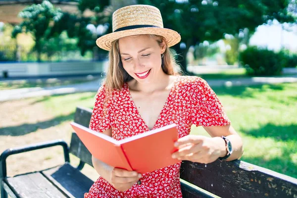 Joven Mujer Rubia Vacaciones Leyendo Libro Sentado Banco Parque — Foto de Stock