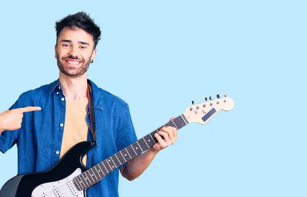 Jeune Homme Hispanique Jouant Guitare Électrique Pointant Doigt Sourire Heureux — Photo