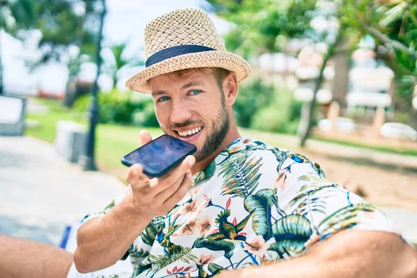 Vit Stilig Man Ler Glad Utomhus Skicka Ett Röstmeddelande Telefon — Stockfoto