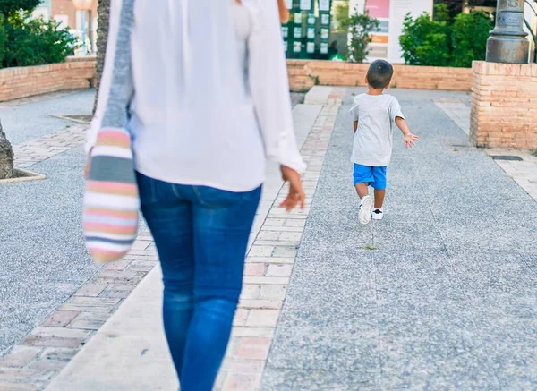 Adorable Madre Latina Hijo Caminando Por Ciudad — Foto de Stock