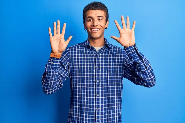 自信と幸せ笑みを浮かべている間若いアフリカ系アメリカ人の男性は カジュアルな服を着て指の数10で示すと指摘します — ストック写真
