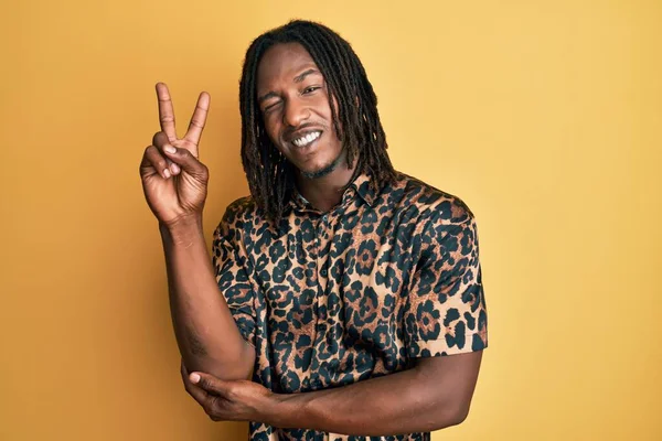 Hombre Afroamericano Con Trenzas Con Camisa Estampada Animal Leopardo Sonriendo —  Fotos de Stock