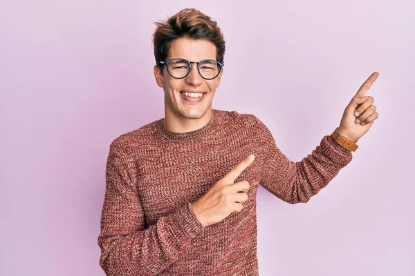 Bonito Homem Caucasiano Vestindo Camisola Casual Óculos Sorrindo Olhando Para — Fotografia de Stock