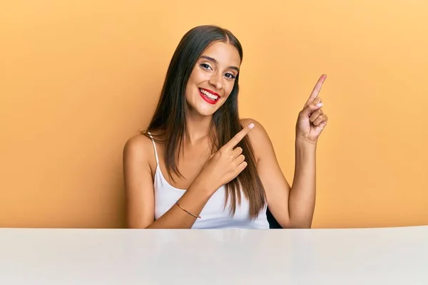 Jonge Spaanse Vrouw Casual Kleding Zittend Tafel Glimlachend Kijkend Naar — Stockfoto