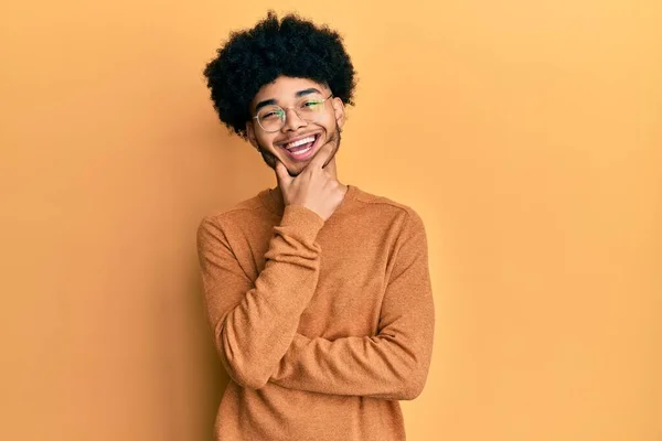 Młody Afrykański Amerykanin Afro Włosami Luźnym Zimowym Swetrze Wyglądający Pewnie — Zdjęcie stockowe