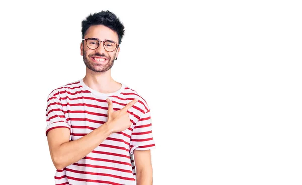 Joven Hispano Vestido Con Ropa Casual Alegre Con Una Sonrisa —  Fotos de Stock