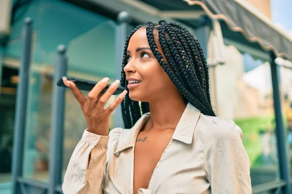Joven Mujer Afroamericana Sonriendo Feliz Enviando Mensaje Voz Usando Teléfono — Foto de Stock